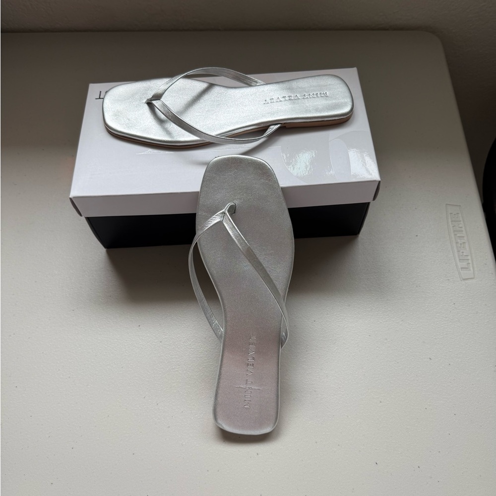 Mint Velvet Silver Leather Flip Flops Sz 40